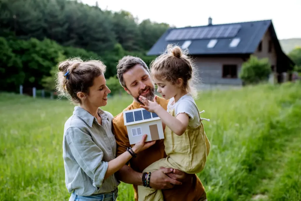 Familia feliz em frente a uma casa